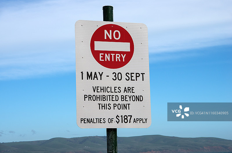 “5月1日- 9月30日禁止入境。车辆不得越过此点。在澳大利亚南澳阿尔丁加海滩，悬挂“警告标志”罚款$187图片素材