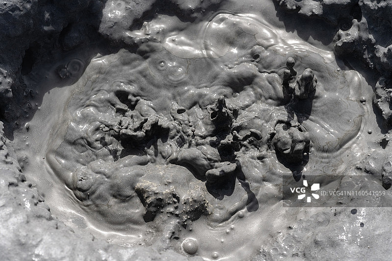 冒泡进取的热泥锅，火山口活火山上的地热田图片素材
