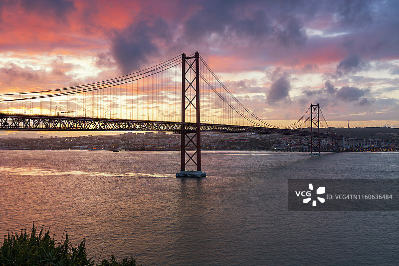 日落时分的里斯本- 4月25日桥(4月25日桥)-葡萄牙图片素材
