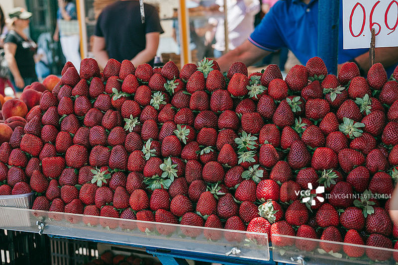 街头市场的有机草莓图片素材
