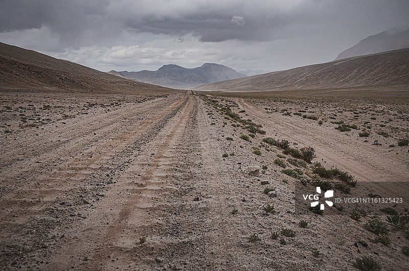塔吉克斯坦，中亚巴达赫尚，帕米尔高原崎岖不平的道路图片素材