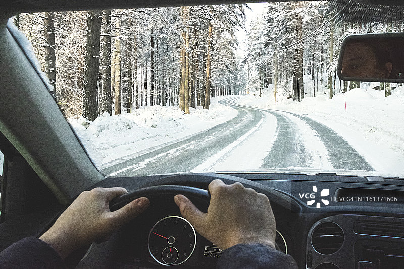 芬兰，库奥皮奥，女人在冬天开车图片素材