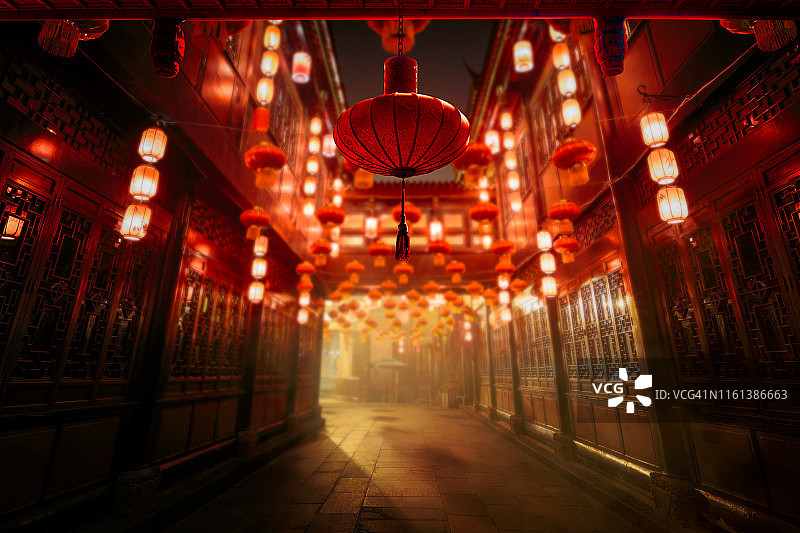 春节期间，传统的红灯笼在四川成都的街道上点亮。中国文化。图片素材