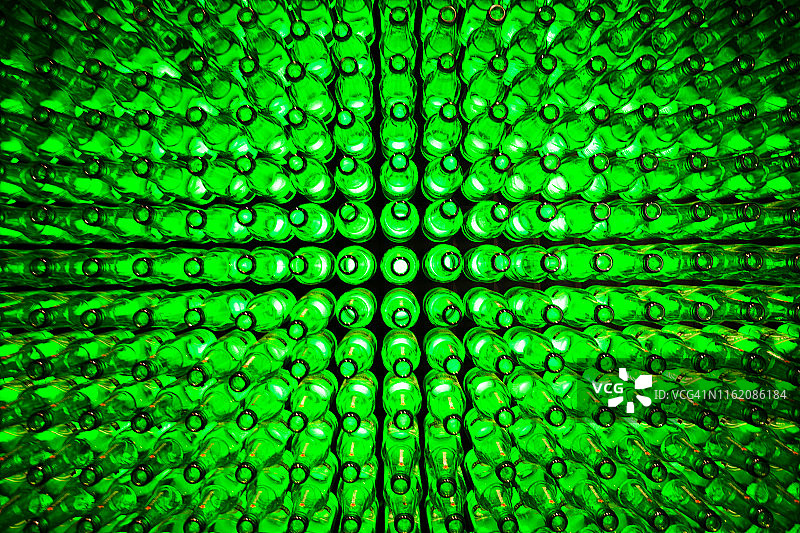一个绿色的空玻璃瓶与照明的清单图片素材