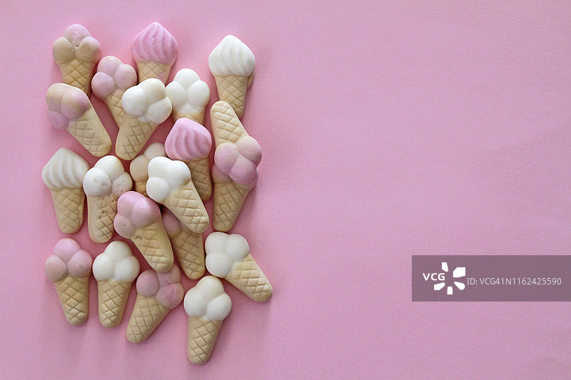 粉红色背景上的冰淇淋软糖图片素材