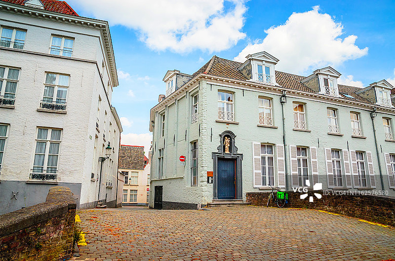 比利时布鲁日古城美丽的狭窄街道和传统房屋图片素材