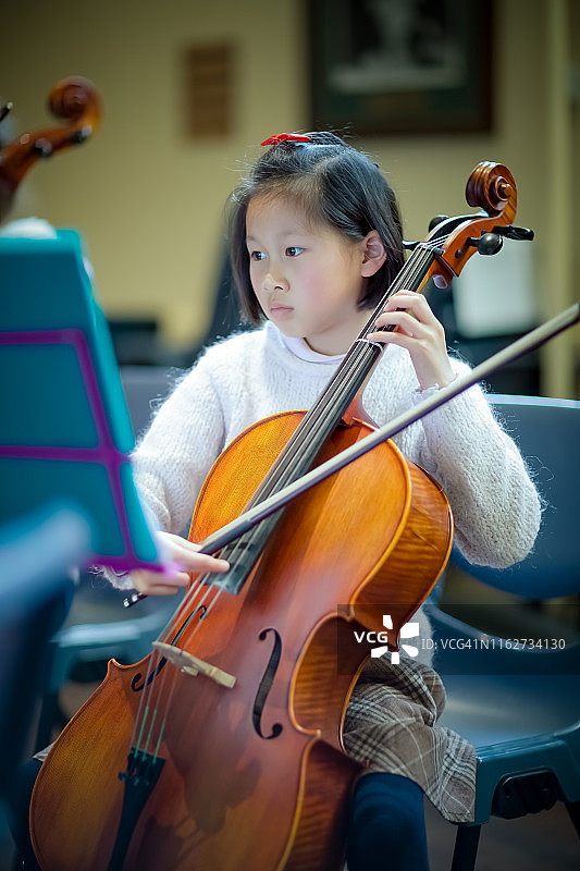 年轻的大提琴手图片素材