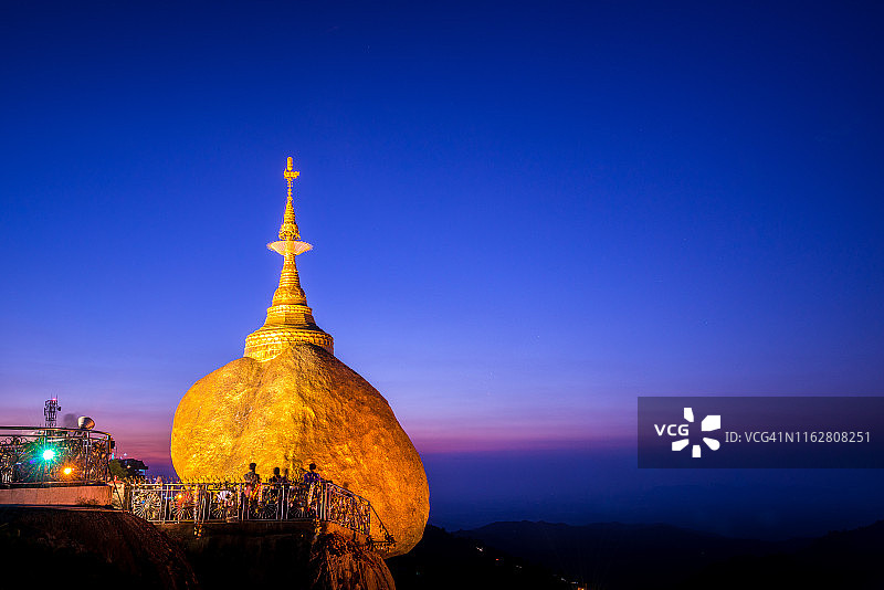 黎明时分，缅甸Kyaiktiyo宝塔上神圣的金色岩石。图片素材