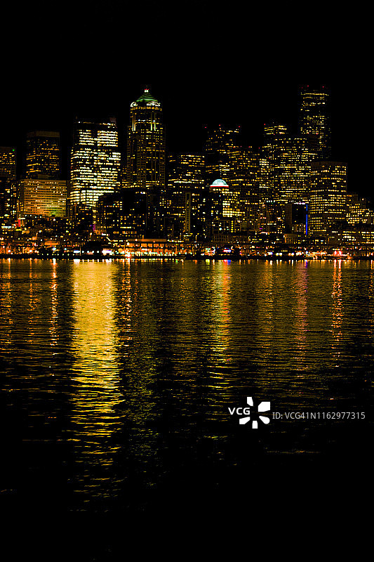 从普吉特海湾观看夜晚的西雅图海滨图片素材