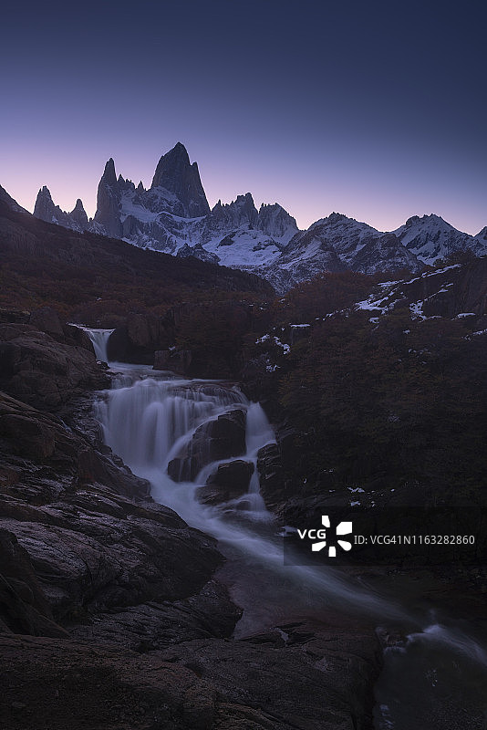 阿根廷的神秘瀑布和菲兹·罗伊。图片素材