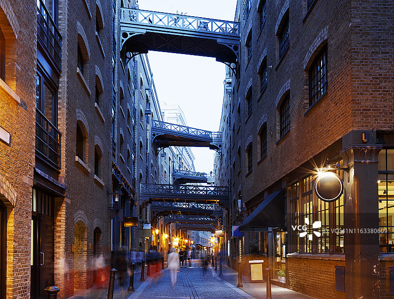 传统的伦敦街道在黄昏时被照亮图片素材