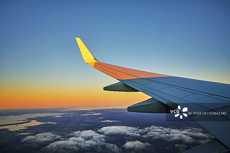 在飞机上飞行，客机，飞机在高空与飞机机翼的视野图片素材