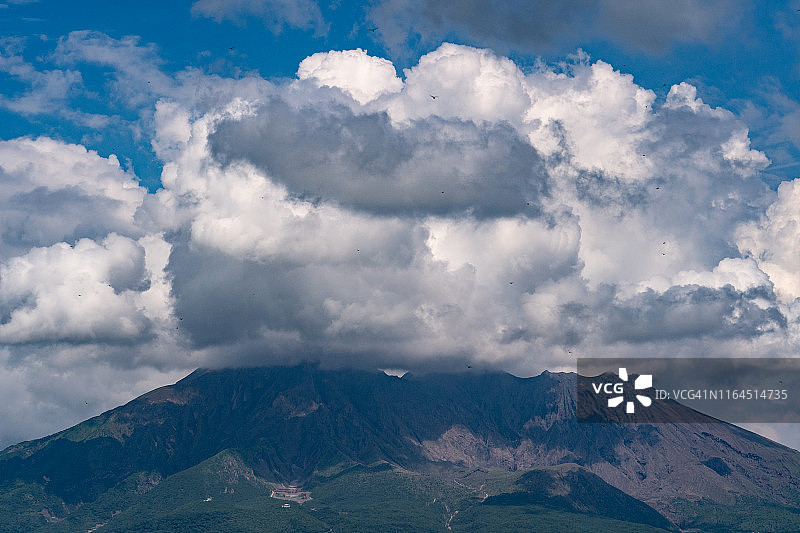 日本樱岛山上的夏日云朵图片素材