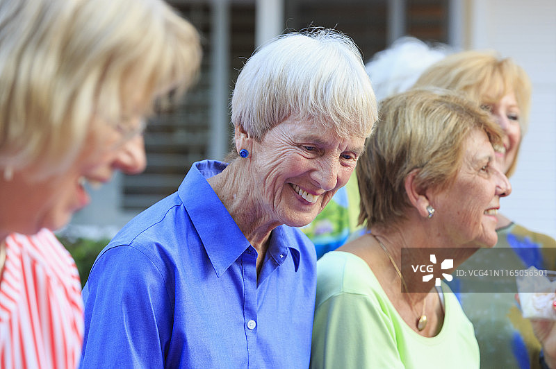 快乐的老年妇女享受在一个聚会图片素材