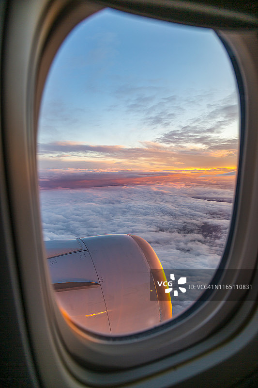 从飞机窗口的日出在英国，英国，欧洲的一般观点图片素材