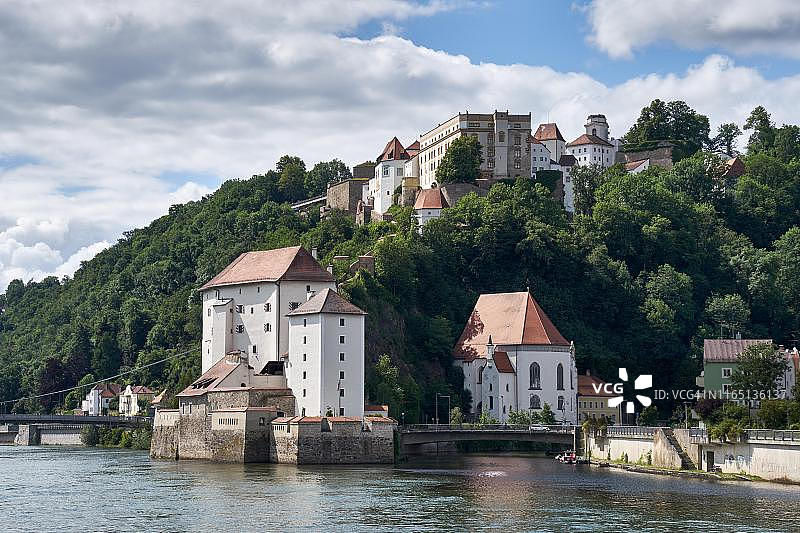 德国巴伐利亚州巴绍下巴伐利亚州的维斯特·奥伯豪斯城堡和维斯特·尼德豪斯城堡，多瑙河全景图片素材