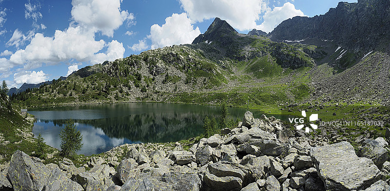全景图阿尔卑斯塔恩湖莫尼奥拉在马吉亚山谷图片素材