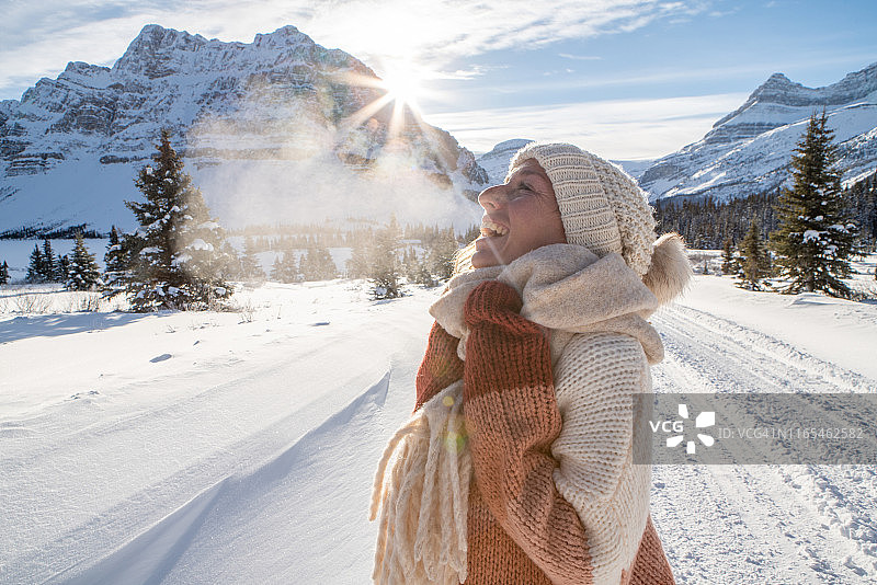 冬季女孩的写真，凝望大自然，欣赏雪景图片素材