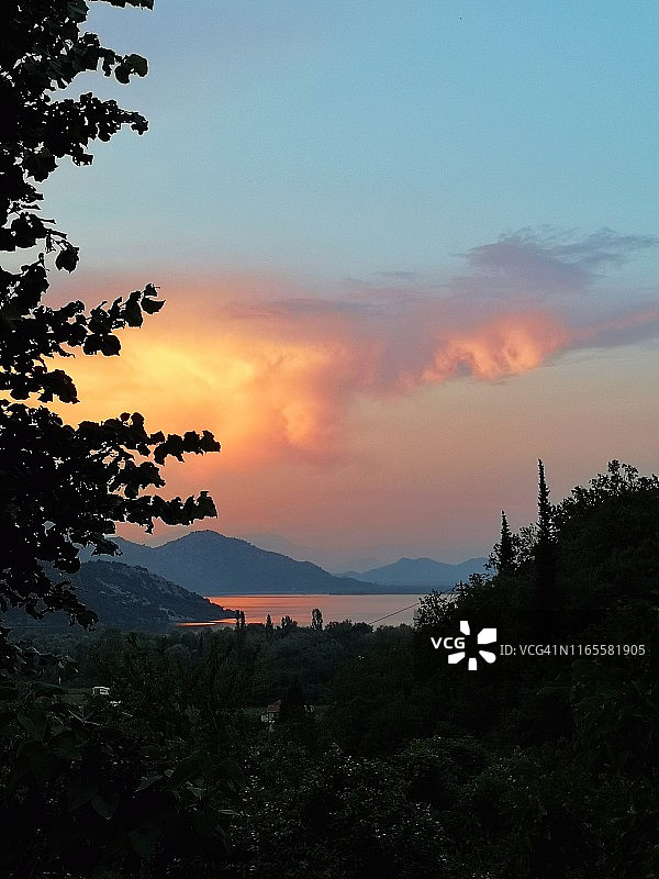 夏天的风景与日落的山湖图片素材