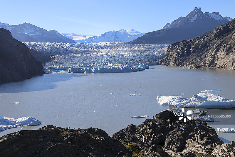 皮划艇驶向雄伟的灰色冰川，托雷斯潘恩国家公园，巴塔哥尼亚，智利图片素材