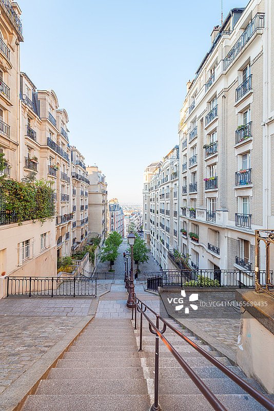 蓝天映衬下的巴黎建筑图片素材