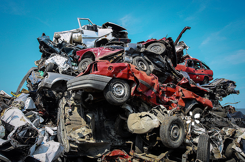 汽车报废场的碎车图片素材