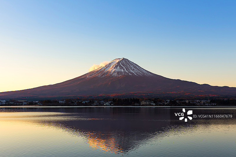 日本山梨县川口町湖的富士山日出。富士山位于本州岛，是日本最高的山。图片素材