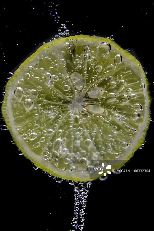 苏打水里一片柠檬的特写图片素材