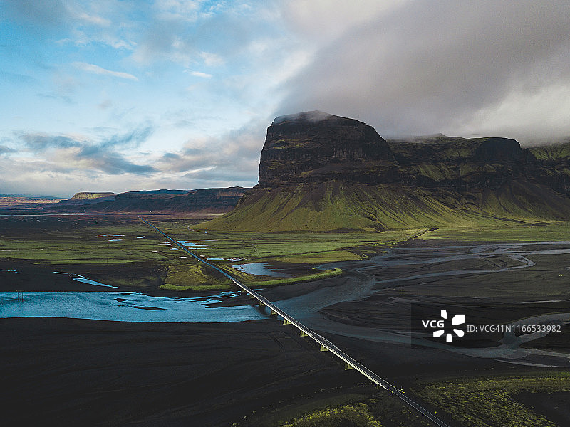 风景优美的冰岛风景无人机拍摄的Lomagnupur图片素材