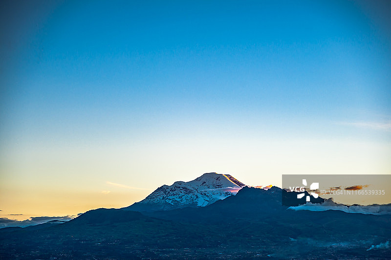 日落时分的钦博拉索火山令人惊叹的景色图片素材