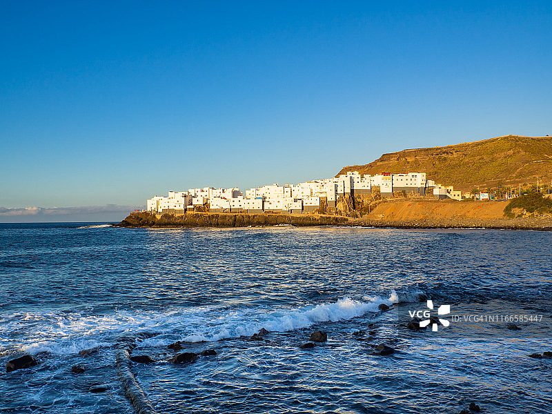 El Roque镇的景色;一个海滨小镇，坐落在多岩石的海滩上图片素材