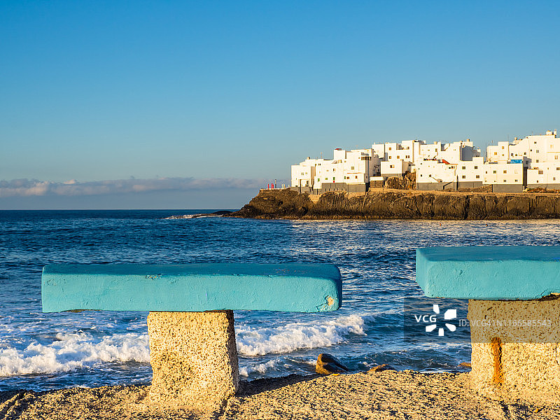 El Roque镇的景色;一个海滨小镇，坐落在多岩石的海滩上图片素材