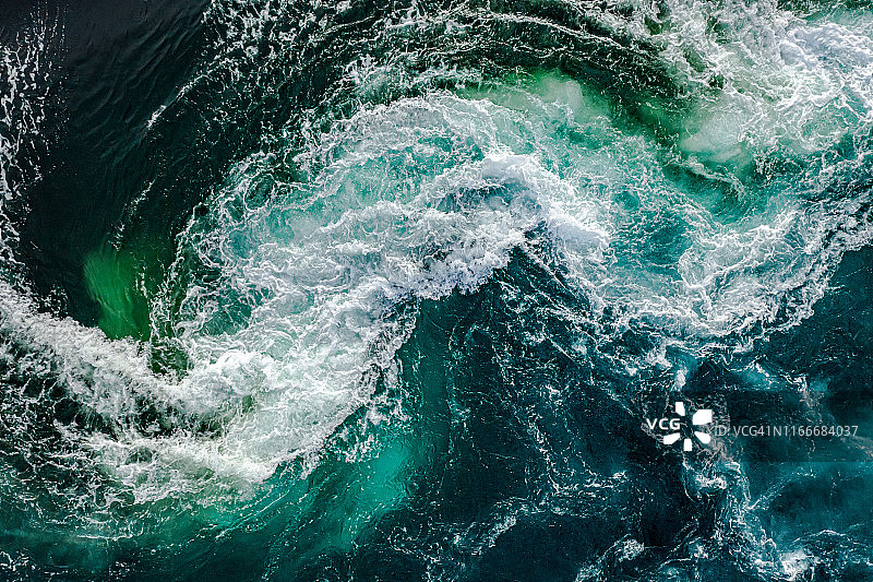 江水和大海的波浪在涨潮和退潮时相遇。图片素材