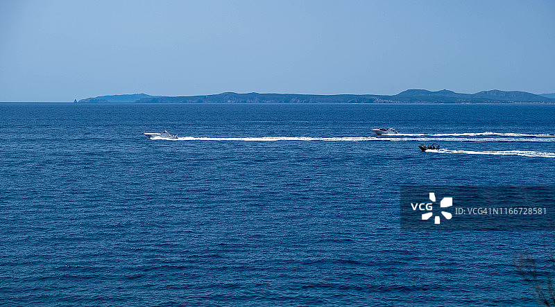 汽艇在平静的海面上航行。图片素材
