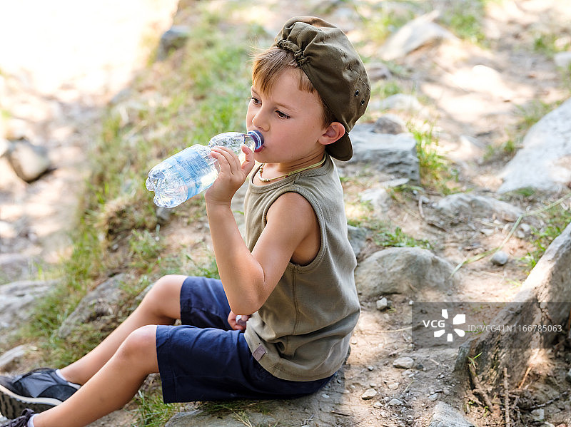 用水瓶喝水的孩子图片素材