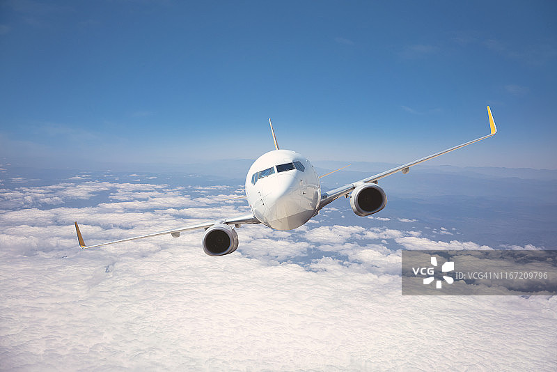 客机在云层上空飞行。图片素材
