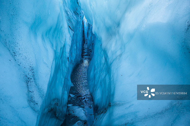 阿拉斯加马塔努斯卡冰川深处的冰墙。图片素材