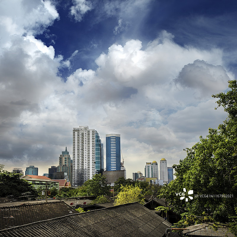 曼谷的城市景观在多云的天空图片素材