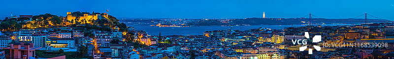 里斯本温暖的灯光照亮城市全景图片素材