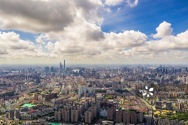 全景上海天际线，无人机鸟瞰图。图片素材