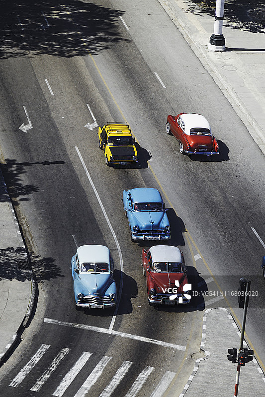 哈瓦那五颜六色的老爷车。图片素材
