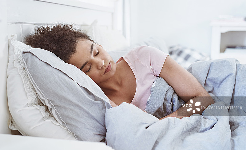 睡眠对你的健康和幸福起着至关重要的作用图片素材