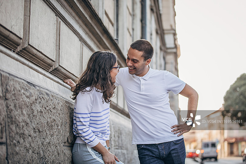 一对幸福的情侣在街上聊天图片素材