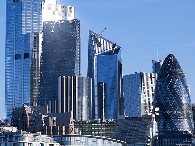 高耸的金融大楼映衬着蓝天图片素材