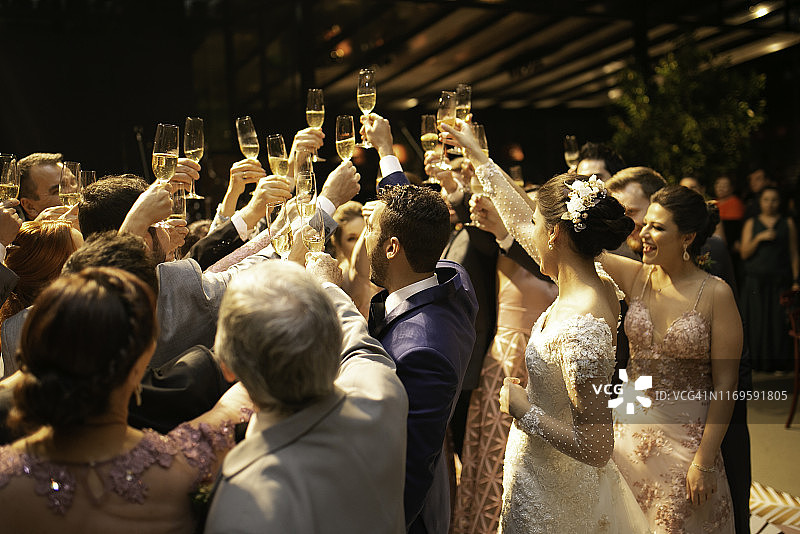 新娘、新郎和婚礼来宾敬酒图片素材
