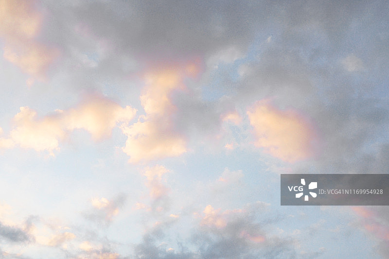 上面的天空:粉红色蓬松的云图片素材