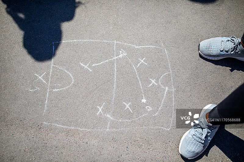 篮球比赛的策略绘制在球场上图片素材