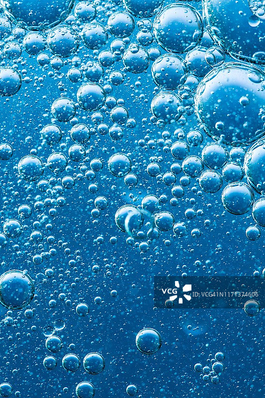气泡-蓝色背景水中的油图片素材