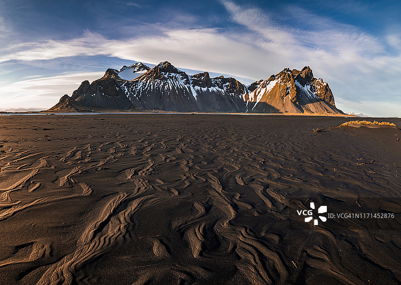 韦斯特拉霍恩山和斯托克尼斯海滩的日落。冰岛图片素材