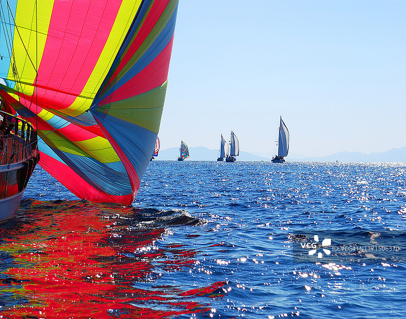 赛舟会中彩色的三角帆和帆船图片素材